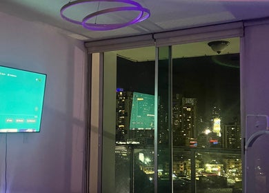Interior de keilyStudio en Ciudad de Panamá con vista nocturna urbana desde el estudio.