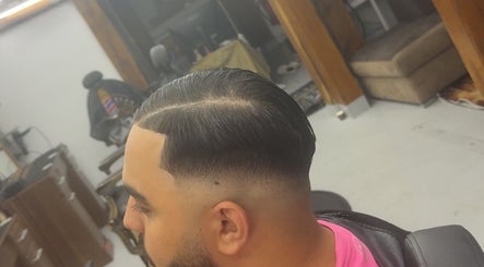 Homme avec coupe au dégradé à Naks barber, Pont-sainte-maxence, Hauts-de-france, FR.