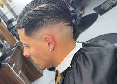 Coupe de cheveux moderne chez Naks Barber, Pont-Sainte-Maxence, Hauts-de-France, FR.