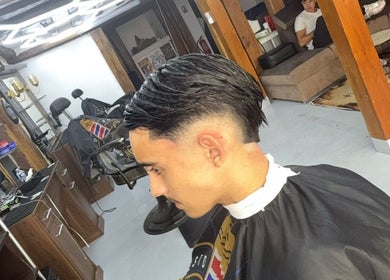 Intérieur de Naks barber à Pont-sainte-maxence, Hauts-de-france, FR avec un client fraîchement coiffé.