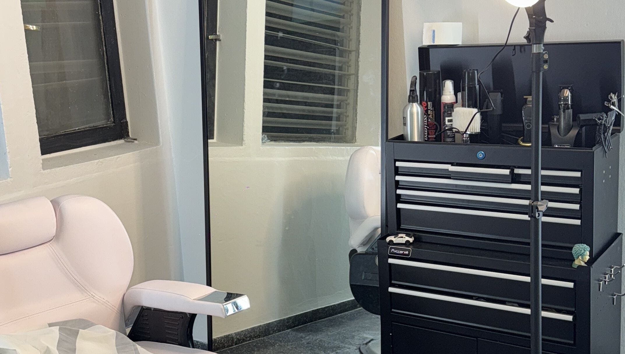 Interior de Kaizen Barber studio and academy en Montevideo, moderno y equipado para servicios de bienestar.