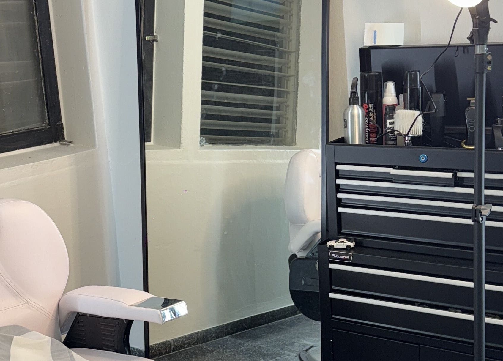 Interior de Kaizen Barber studio and academy en Montevideo, moderno y equipado para servicios de bienestar.