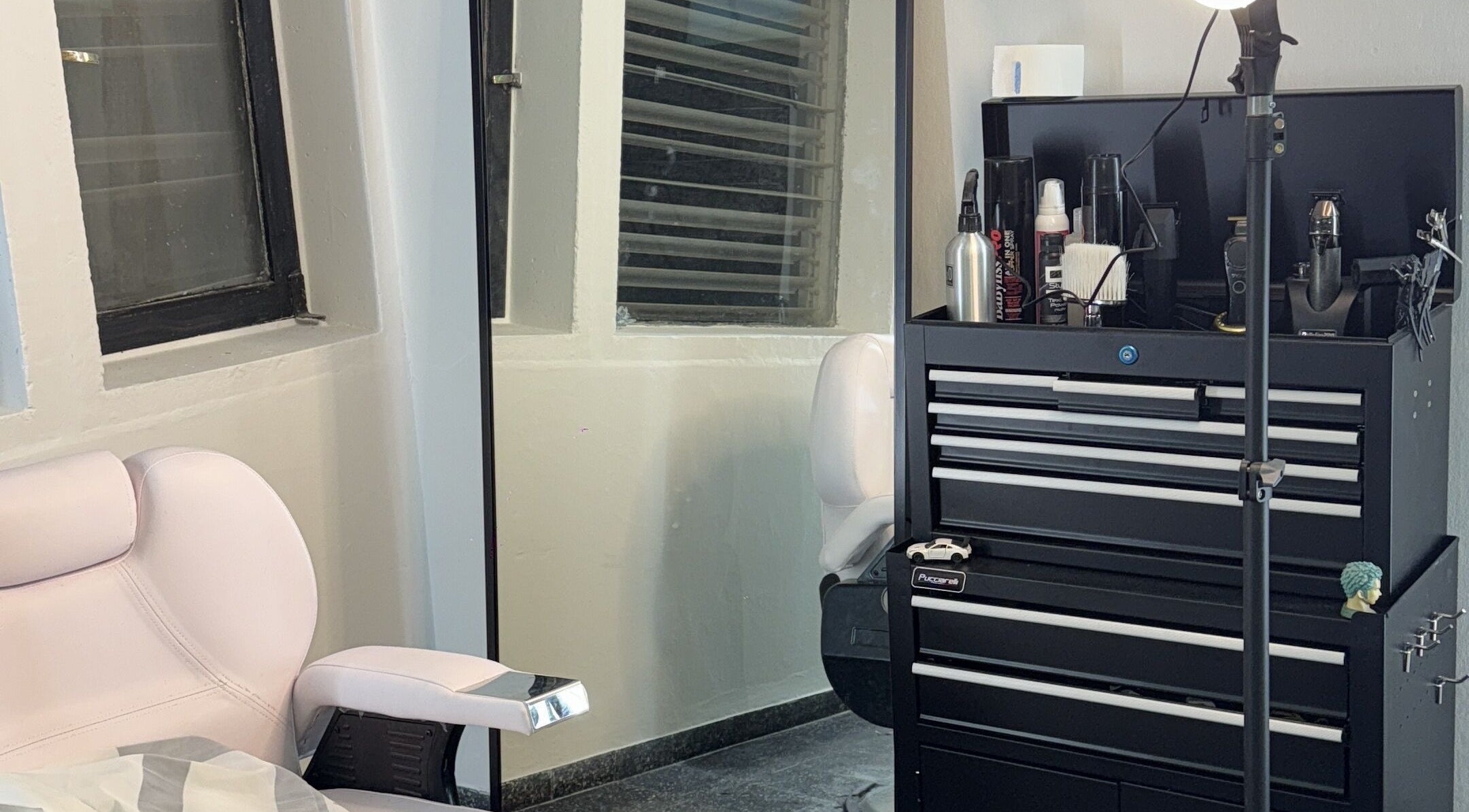 Interior de Kaizen Barber studio and academy en Montevideo, moderno y equipado para servicios de bienestar.