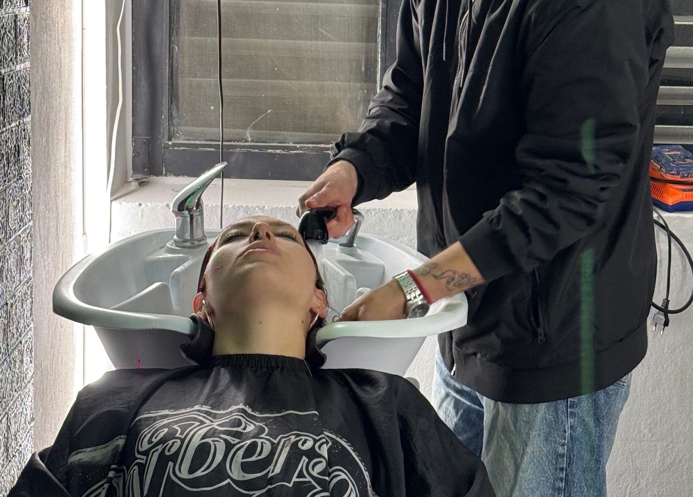 Servicio de lavado de cabello en Kaizen Barber studio and academy, Montevideo, Departamento De Montevideo, UY.