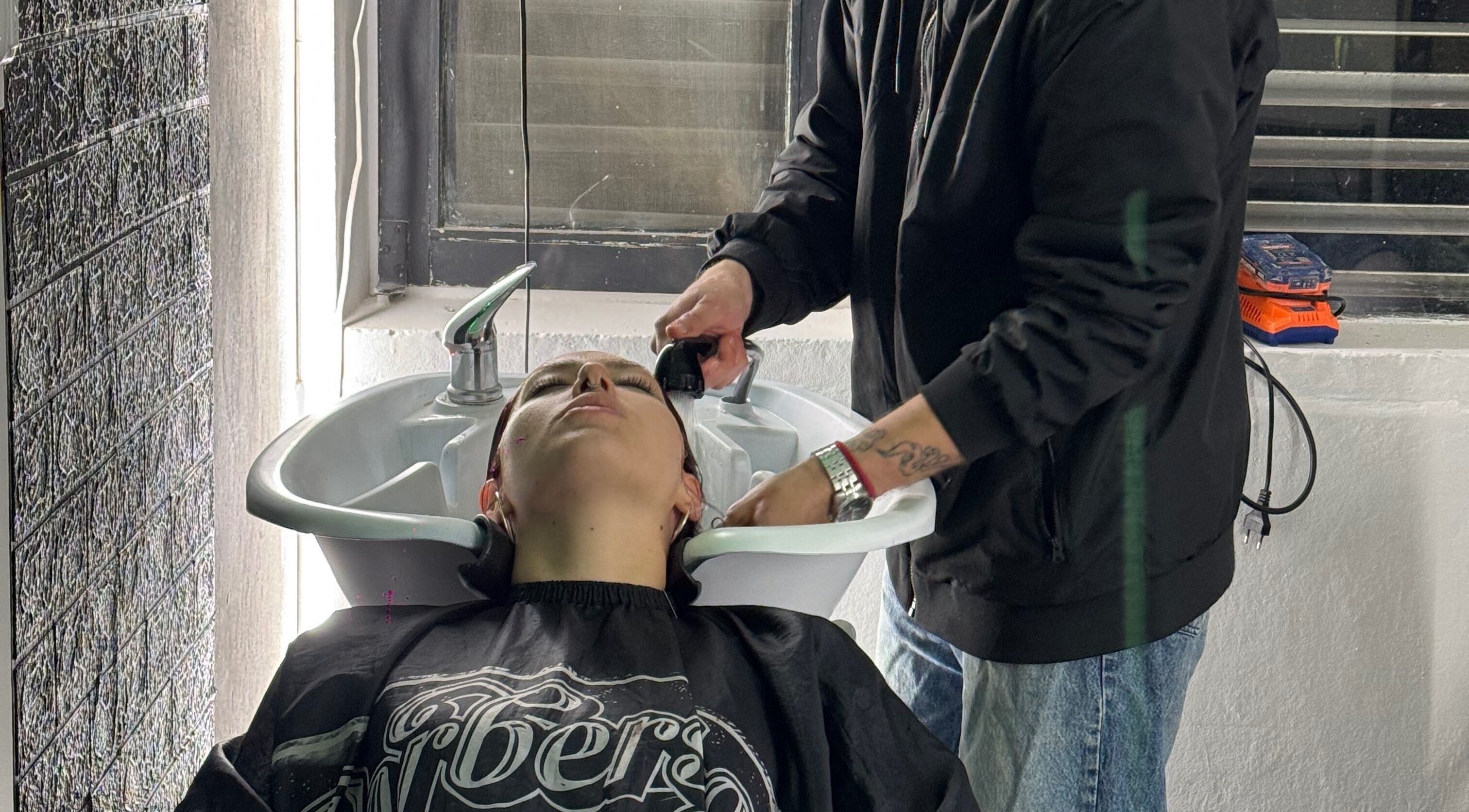 Servicio de lavado de cabello en Kaizen Barber studio and academy, Montevideo, Departamento De Montevideo, UY.