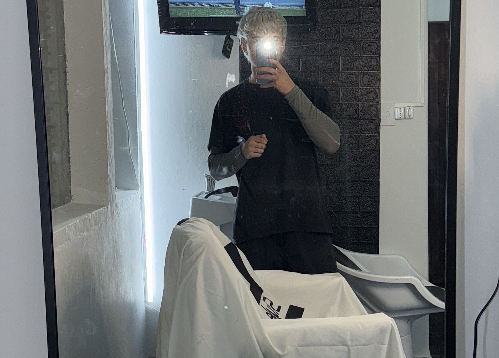 Interior de Kaizen Barber studio y academy en Montevideo, mostrando estación de trabajo contemporánea.