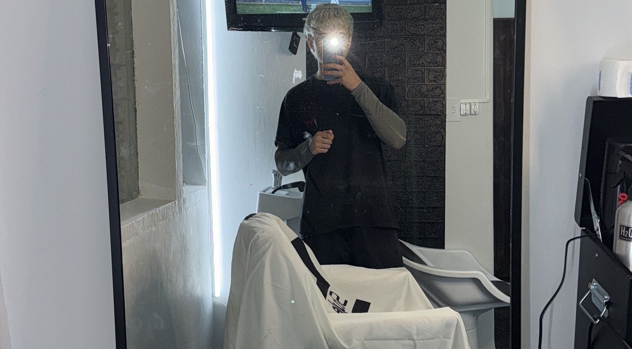 Interior de Kaizen Barber studio y academy en Montevideo, mostrando estación de trabajo contemporánea.