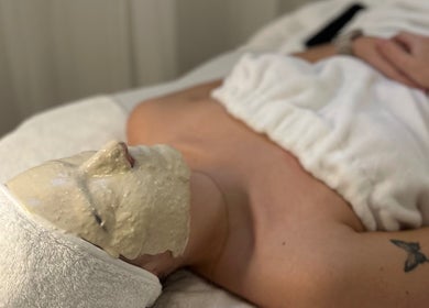 Client recevant un soin visage avec masque à Esthétique - fe, Mcmasterville, Québec, CA.