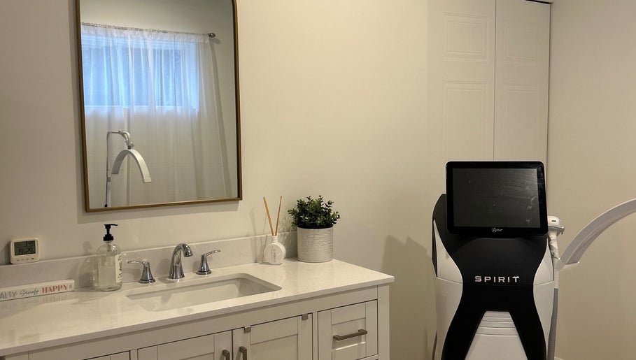 Élégant espace de beauté à Esthétique - fe, Mcmasterville, Québec, CA avec miroir et installations soignées.