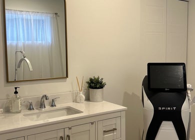 Élégant espace de beauté à Esthétique - fe, Mcmasterville, Québec, CA avec miroir et installations soignées.