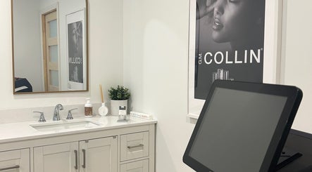 Salle lumineuse d'Esthétique - fe à Mcmasterville, Québec, CA avec comptoir moderne et produits de beauté.
