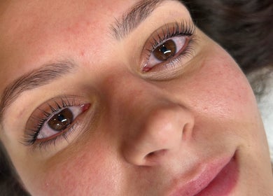 Maquillage subtil mettant en valeur les cils chez Esthétique - fe, Mcmasterville, Québec, CA.