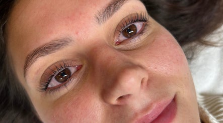 Maquillage subtil mettant en valeur les cils chez Esthétique - fe, Mcmasterville, Québec, CA.