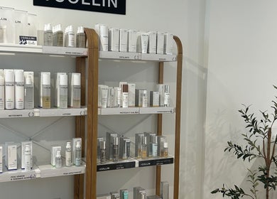 Étagères de produits de soin à Esthétique - fe, Mcmasterville, Québec, CA, mettant en valeur la beauté et le bien-être.