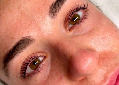 Yeux avec extensions de cils chez Esthétique Fe à Mcmasterville, Québec, CA.