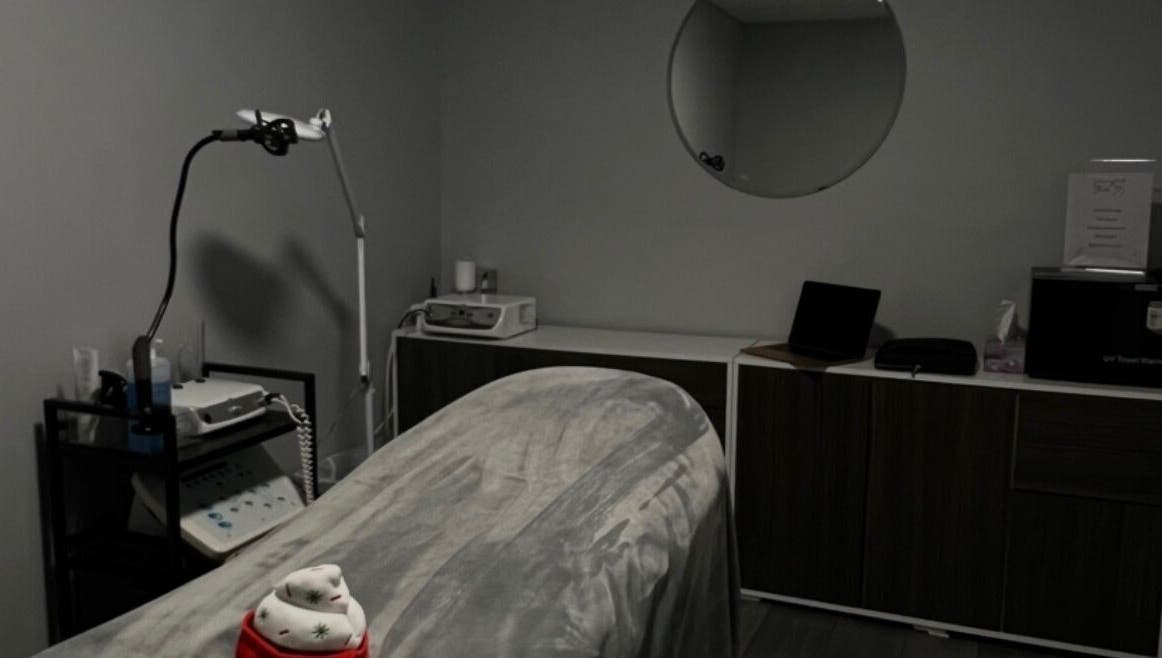 Salle de soin moderne à Esthétique Fe, Longueuil, Québec, CA, équipée pour traitements de beauté.