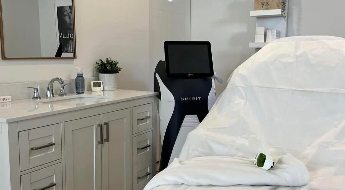 Salle de soins moderne à Esthétique Fe (Mcmasterville) avec équipement de pointe, Mcmasterville, Québec, CA.