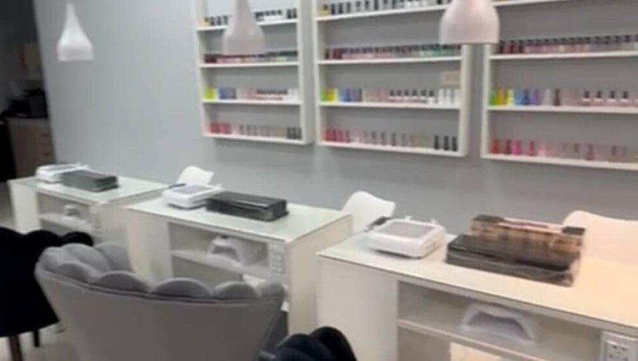 Estación de manicura en Lusso, La Paz, Departamento De La Paz, BO con estantes de esmaltes.