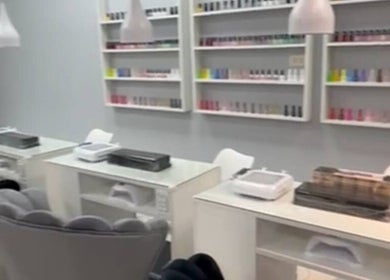 Estación de manicura en Lusso, La Paz, Departamento De La Paz, BO con estantes de esmaltes.