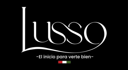 Logotipo elegante de Lusso en La Paz, Departamento De La Paz, BO con lema inspirador.