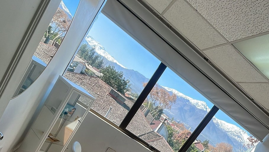 Ventanales en Studio S, Colina, Región Metropolitana, CL, mostrando montañas nevadas.