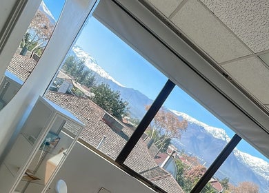 Ventanales en Studio S, Colina, Región Metropolitana, CL, mostrando montañas nevadas.
