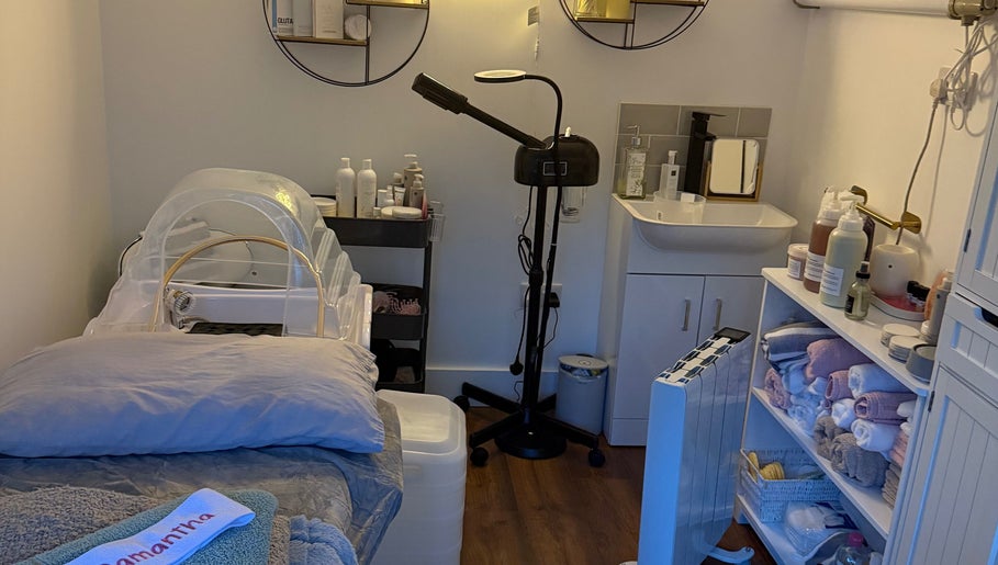 Tranquil treatment room at Samantha’s head spa ltd, Nottingham, England, GB, with cozy decor and spa equipment.