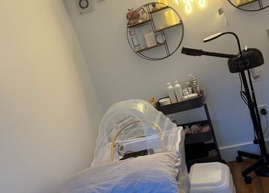 Cozy treatment room at Samantha’s Head Spa Ltd, Nottingham, England, GB, highlighting spa equipment and ambiance.
