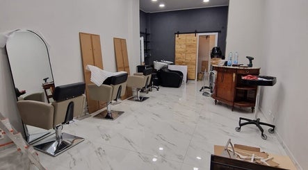 Interno elegante del Radice Hair Salon a Roma, Lazio, IT con sedie e postazioni.