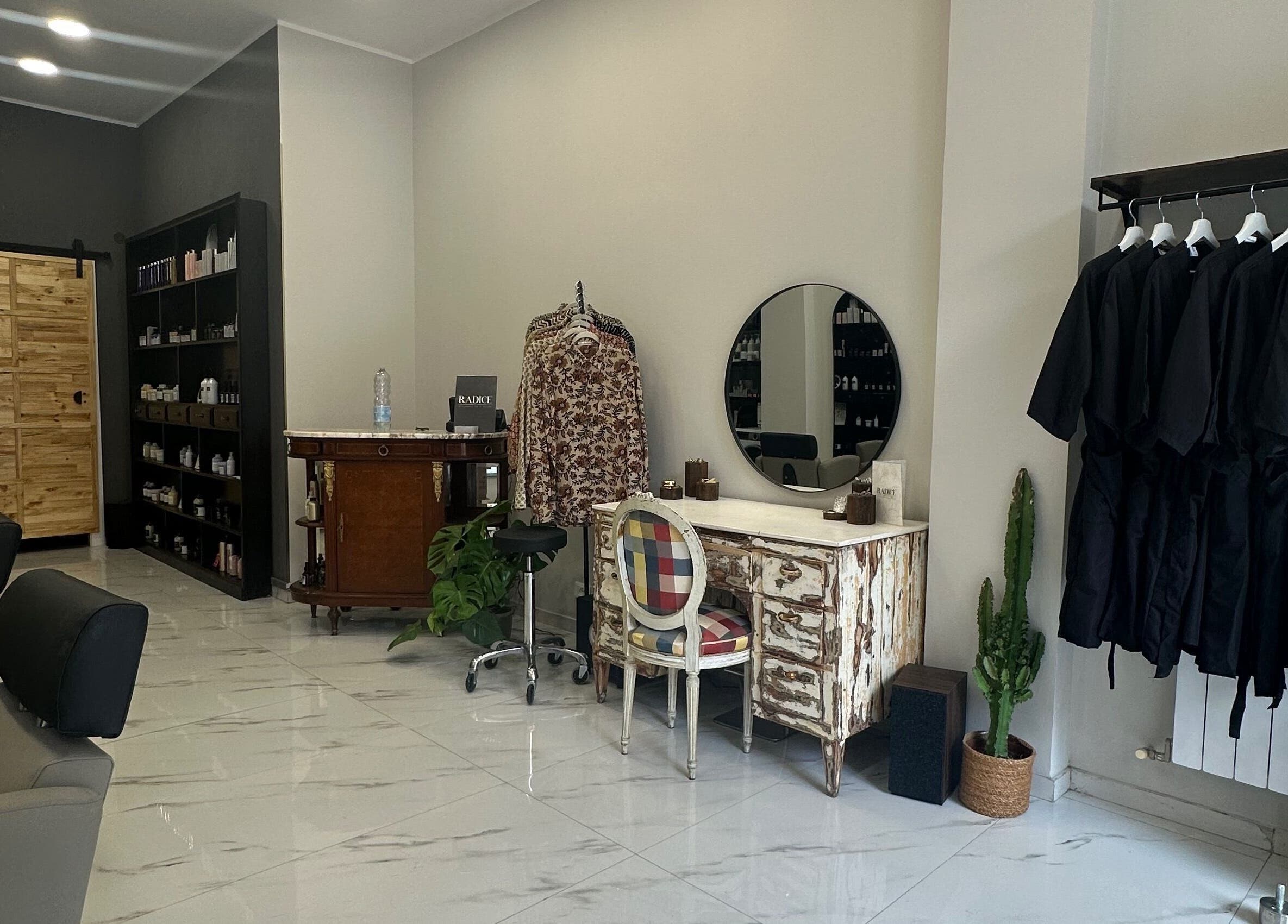 Interno del Radice Hair Salon a Roma, Lazio, IT, con arredamento elegante e accenti vintage.