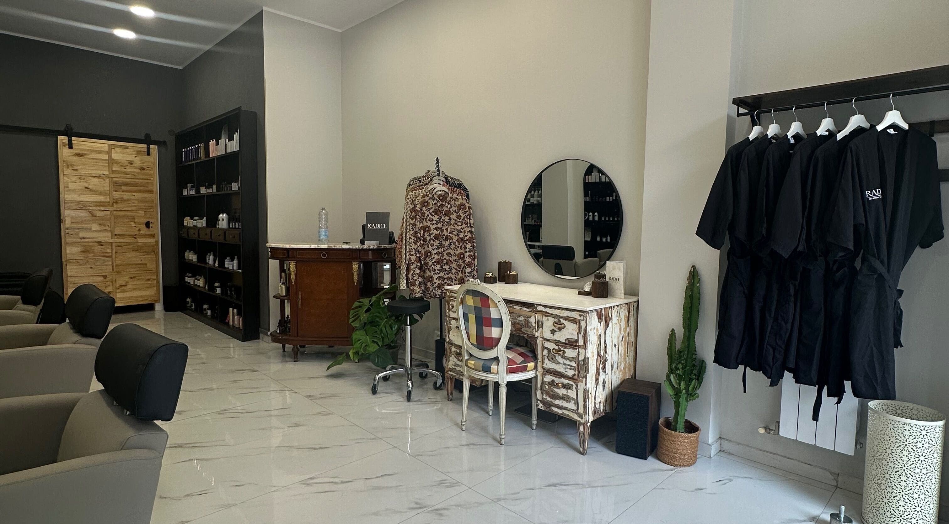 Interno del Radice Hair Salon a Roma, Lazio, IT, con arredamento elegante e accenti vintage.