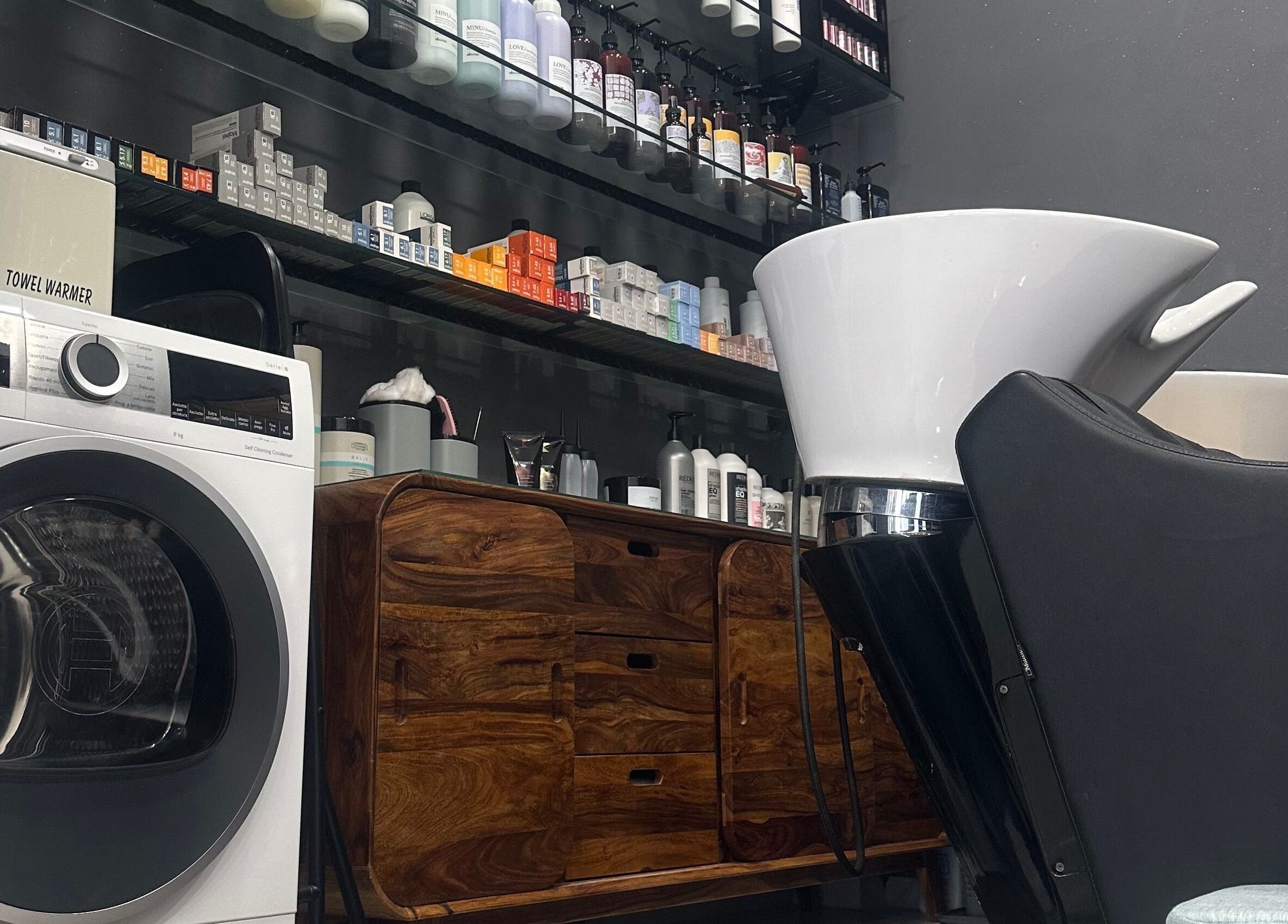 Lavaggio dei capelli e prodotti al Radice Hair Salon, Roma, Lazio, IT.