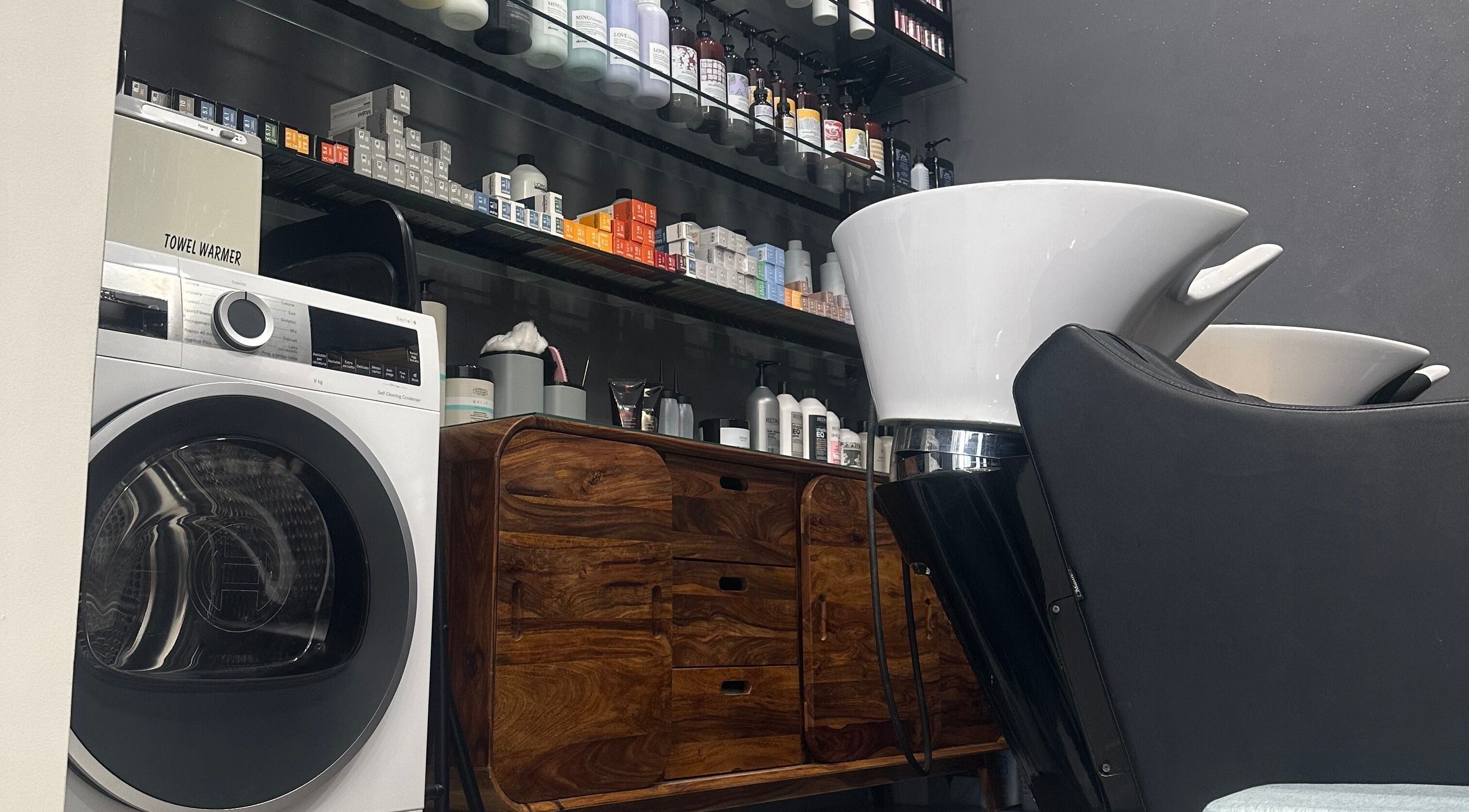 Lavaggio dei capelli e prodotti al Radice Hair Salon, Roma, Lazio, IT.