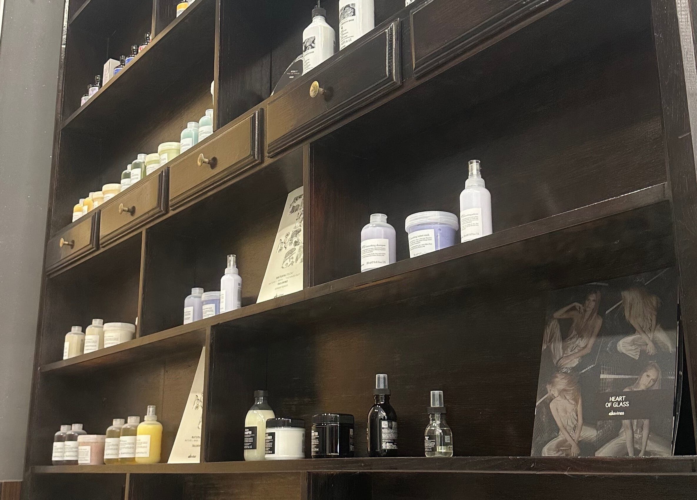 Prodotti su scaffali in legno al Radice Hair Salon, Roma, Lazio, IT.