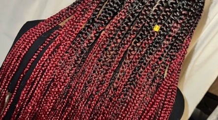 Red and black box braids at Ataahua Braids in Whanganui, NZ showcase intricate hair artistry.