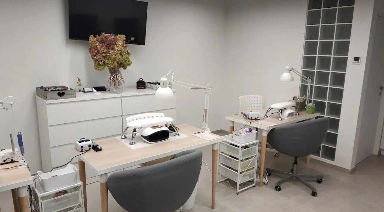 Современная зона ногтевого сервиса в Zaitseva_Nails, Братиславский Край, Братиславский Край, SK.