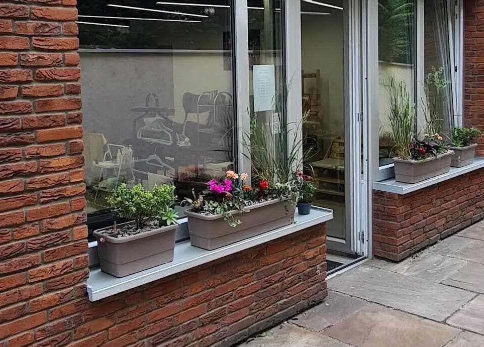 Вход в Zaitseva_Nails, украшенный цветочными кашпо, Bratislavský Kraj, Bratislavský Kraj, SK.