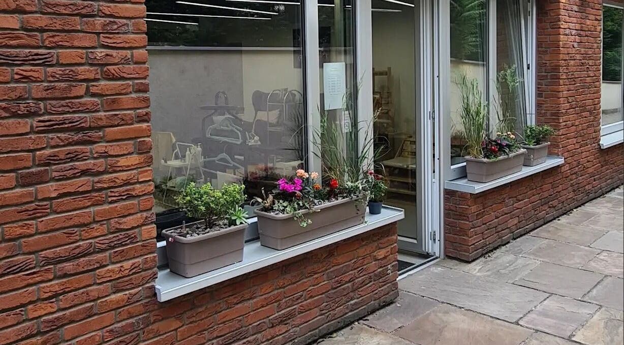 Вход в Zaitseva_Nails, украшенный цветочными кашпо, Bratislavský Kraj, Bratislavský Kraj, SK.