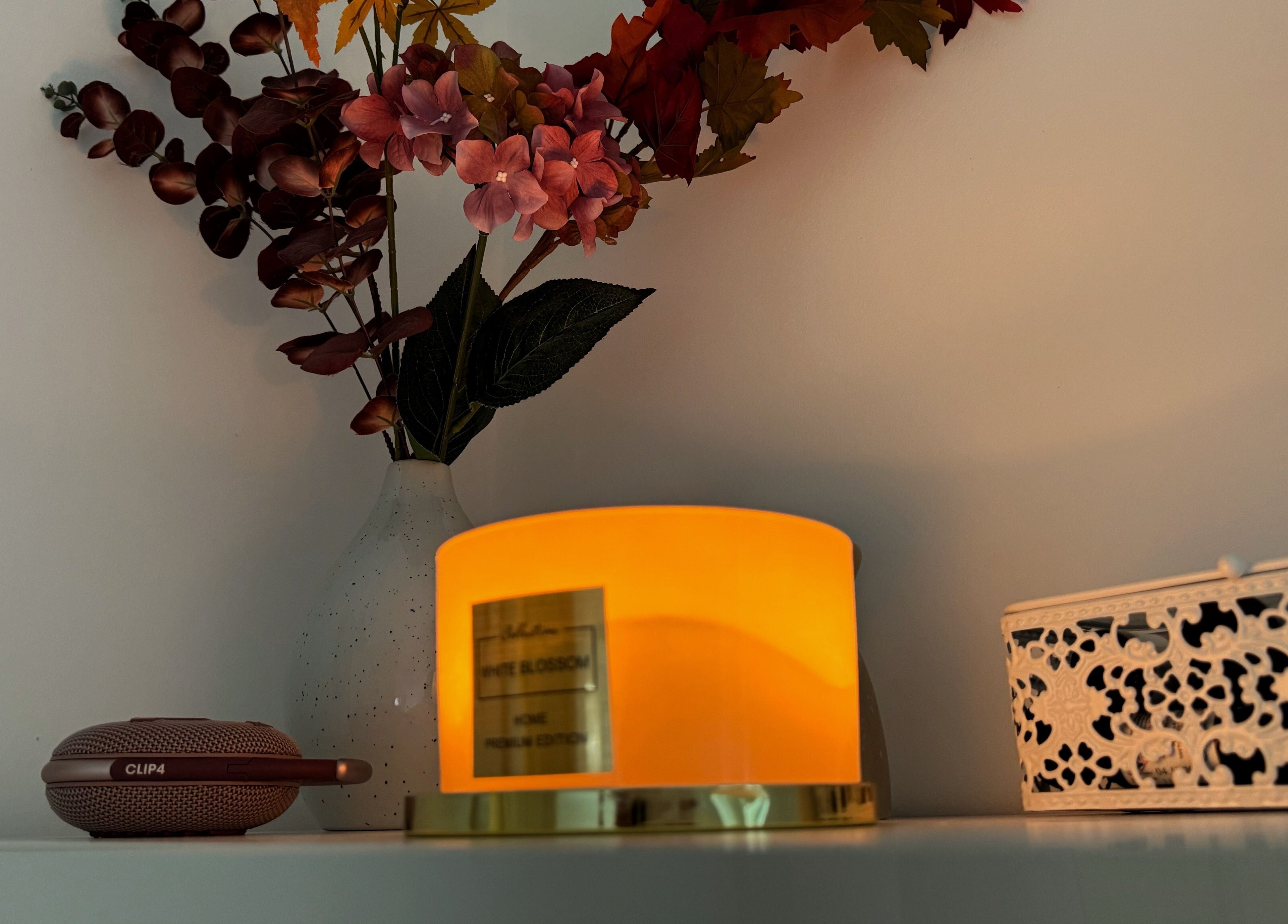 Sofié, Budapest, Magyar, HU: Elegáns gyertyafény virágrendezés mellett kifinomult vázában, hangulatos dekoráció.