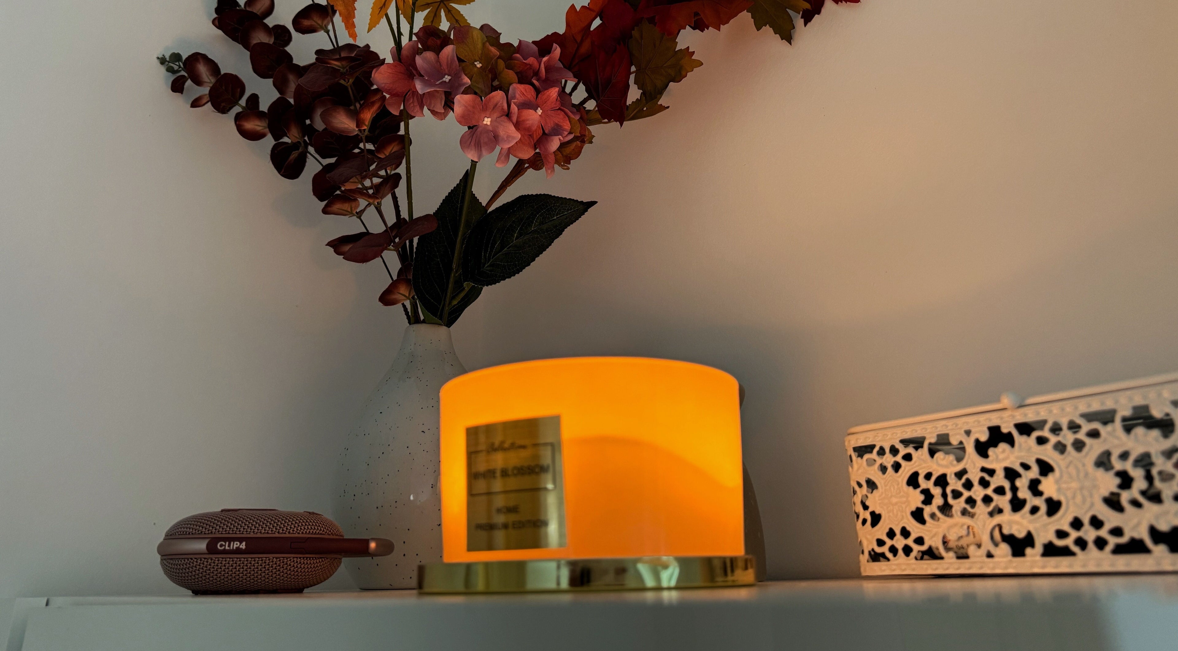 Sofié, Budapest, Magyar, HU: Elegáns gyertyafény virágrendezés mellett kifinomult vázában, hangulatos dekoráció.