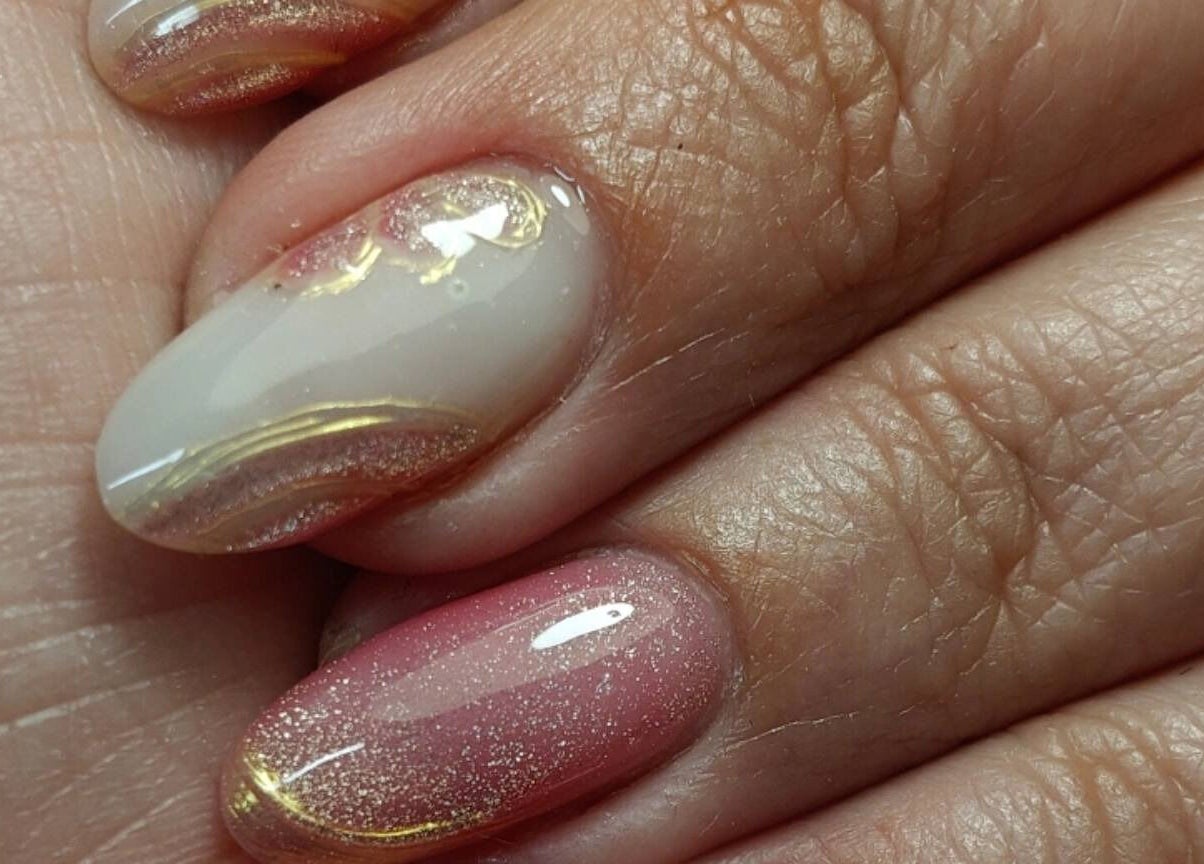 Design raffiné d'ongles à Capsule à Quimper, Bretagne, FR, avec finition dorée et rose.