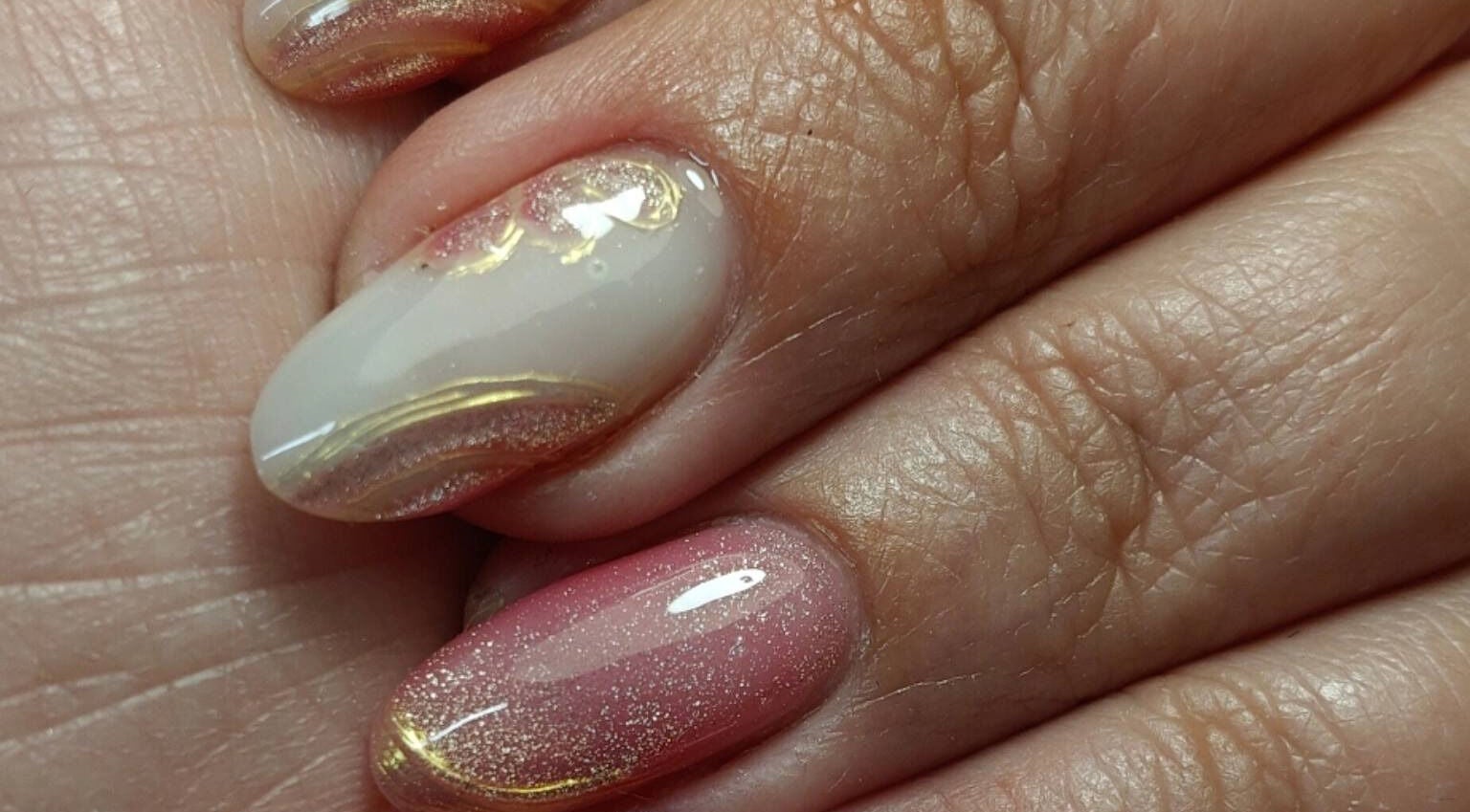 Design raffiné d'ongles à Capsule à Quimper, Bretagne, FR, avec finition dorée et rose.