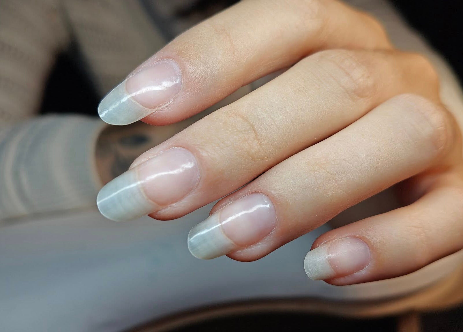 Ongles naturels et brillants à Capsule, Quimper, Bretagne, FR, offrant des services de beauté exceptionnels.