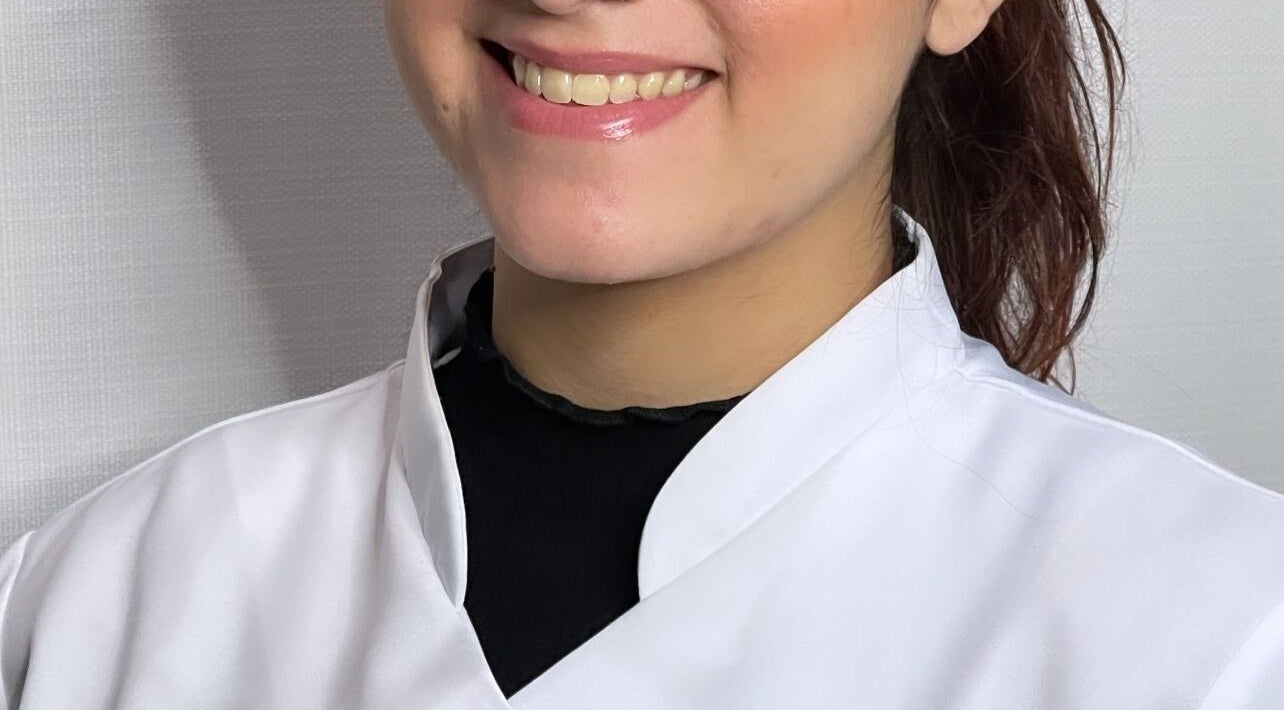 Technicienne de Nails by Mariana Silva à Ettelbruck, Diekirch, LU, souriant chaleureusement en blouse blanche.