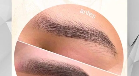 Antes y después de diseño de cejas en AR_LOVE FOR MY BEAUTY, Sevilla, Andalucía, ES.