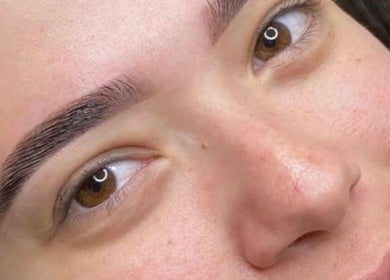 Primer plano de cejas perfectamente diseñadas en Ar Love For My Beauty, Sevilla, Andalucía, ES.