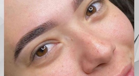 Primer plano de cejas perfectamente diseñadas en Ar Love For My Beauty, Sevilla, Andalucía, ES.