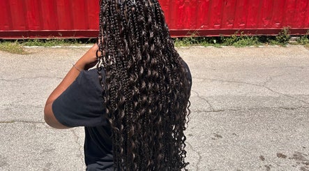 Intricate braids and curls at Cr_.hairstyles in Willemstad, Curaçao, CW, showcasing exquisite hair styling.