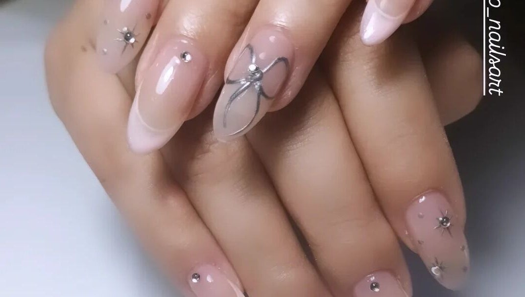 Diseño de uñas elegante en Loto Nails Art, Sabaneta, Antioquia, CO con detalles brillantes y delicados.