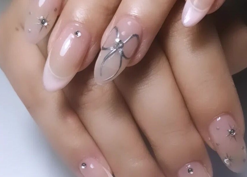 Diseño de uñas elegante en Loto Nails Art, Sabaneta, Antioquia, CO con detalles brillantes y delicados.